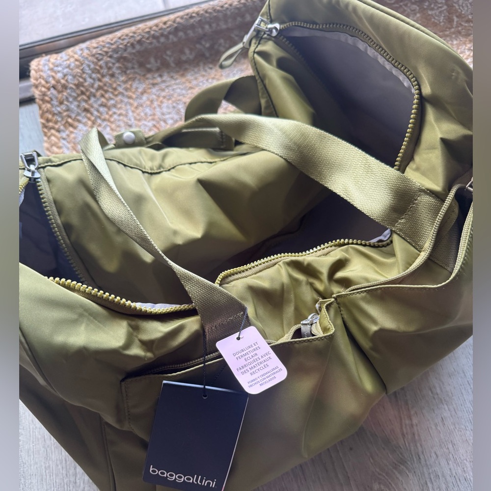 ✈️ BNWT Bagellini Duffel Bag. ✈️